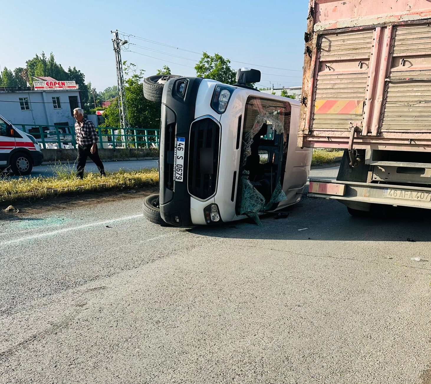 İşçi servisi otomobille çarpıştı! Çok sayıda yaralı var - 1. Resim