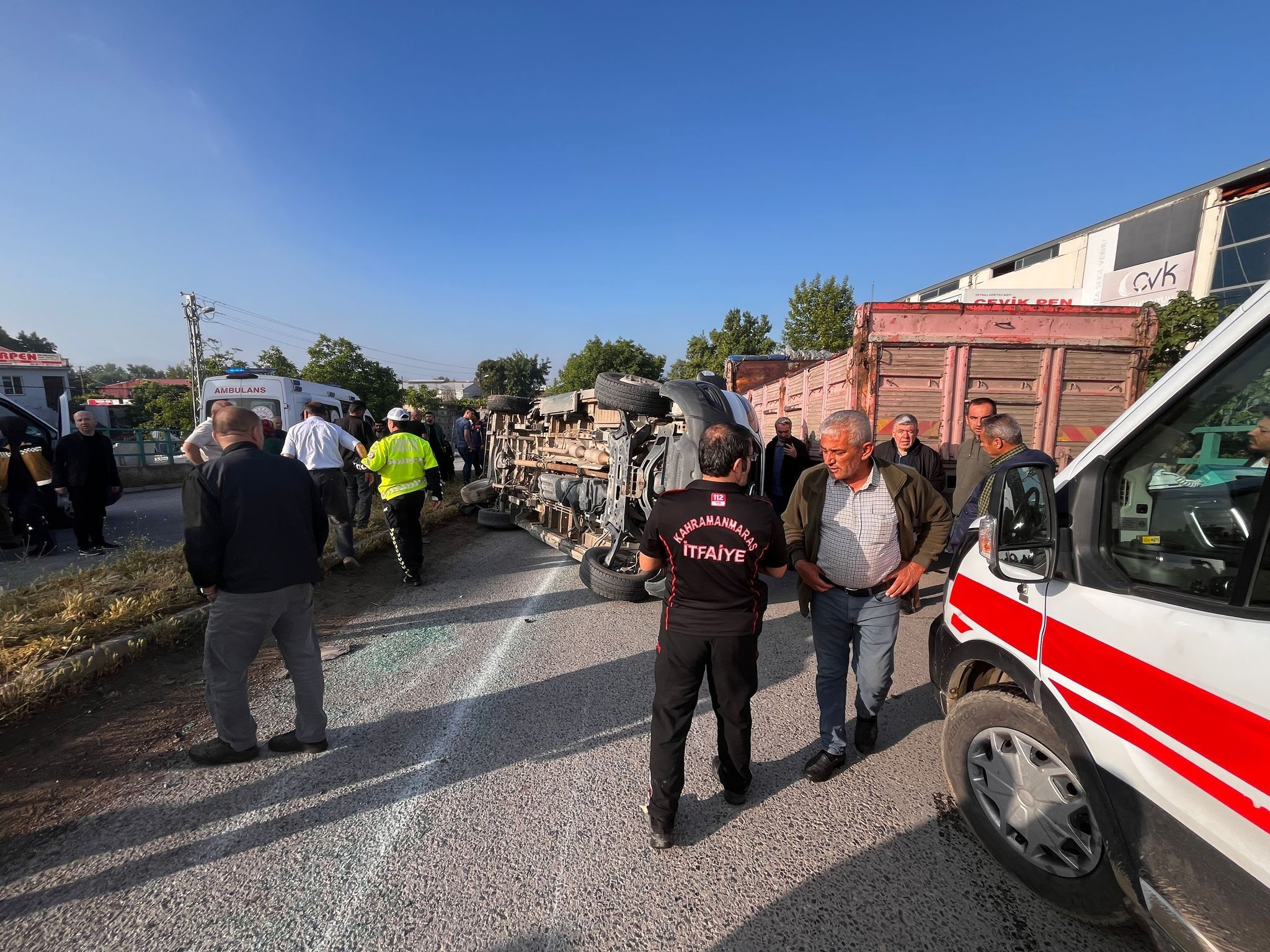 İşçi servisi otomobille çarpıştı! Çok sayıda yaralı var - 2. Resim