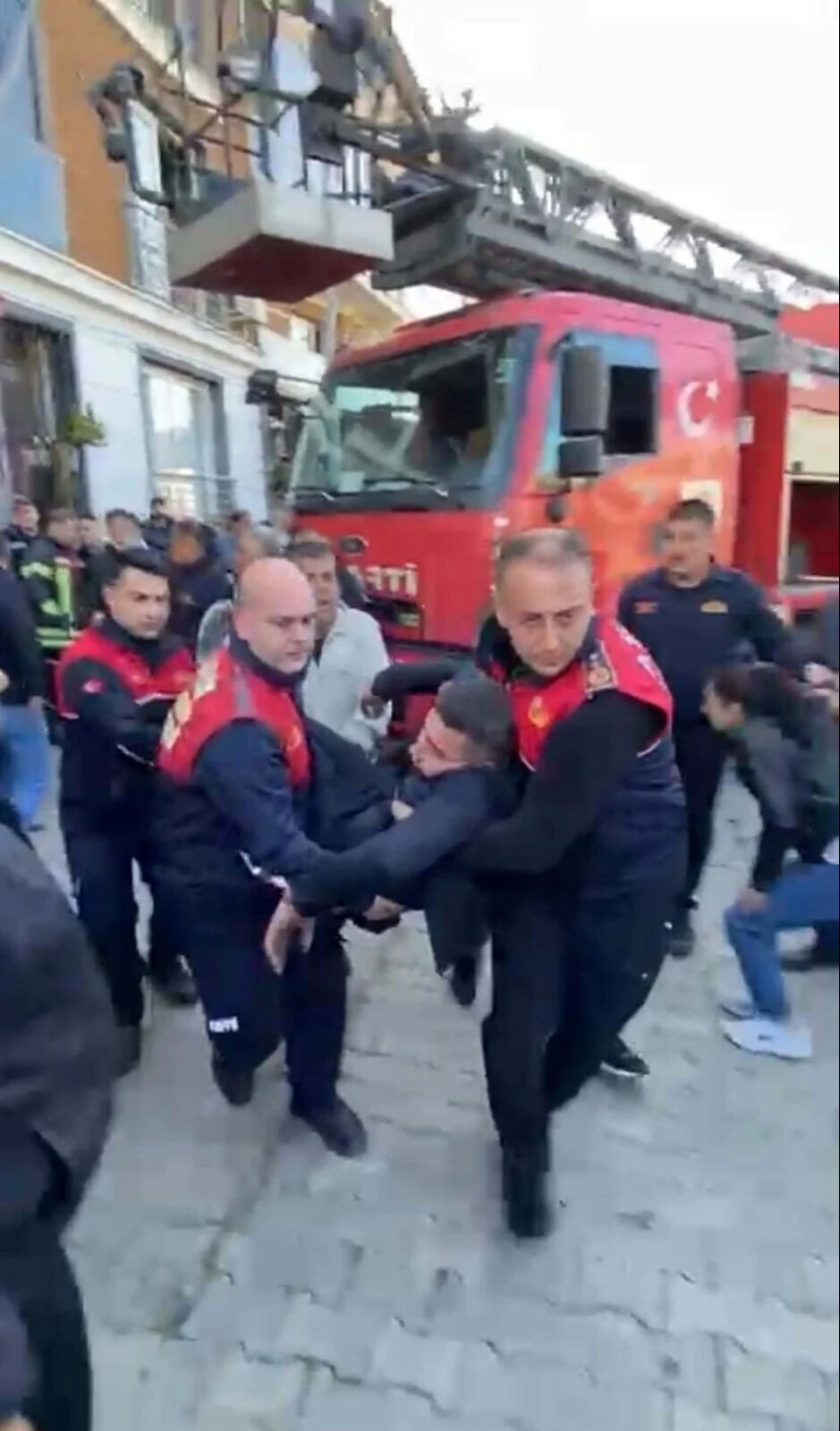 Kahramanlıktan kundakçılığa... Yasak aşk için ailesini yakan itfaiyecinin ilk ifadesi ortaya çıktı - 3. Resim