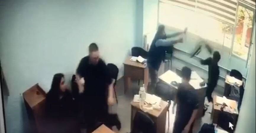 Liseli çocuklara dehşeti yaşattı! Sınıfa bıçak ve sopayla girdi kimse ne olduğunu anlamadı...Korku dolu anlar kamerada - 2. Resim