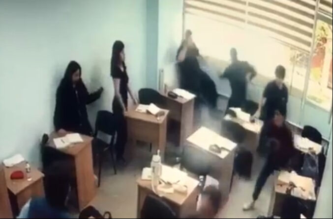 Liseli çocuklara dehşeti yaşattı! Sınıfa bıçak ve sopayla girdi kimse ne olduğunu anlamadı...Korku dolu anlar kamerada - 1. Resim