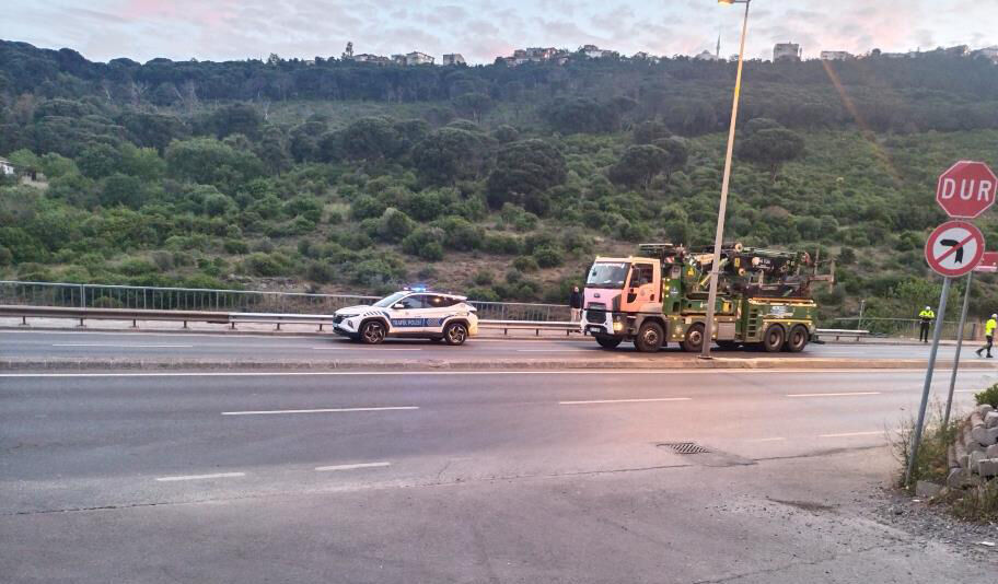 Maltepe'de otomobil gölete uçtu: Sürücü araç içinde sıkıştı - 1. Resim