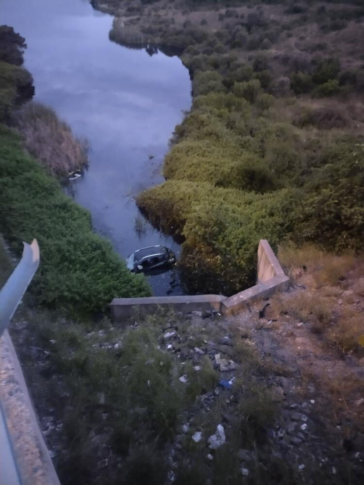 Maltepe'de otomobil gölete uçtu: Sürücü araç içinde sıkıştı - 2. Resim
