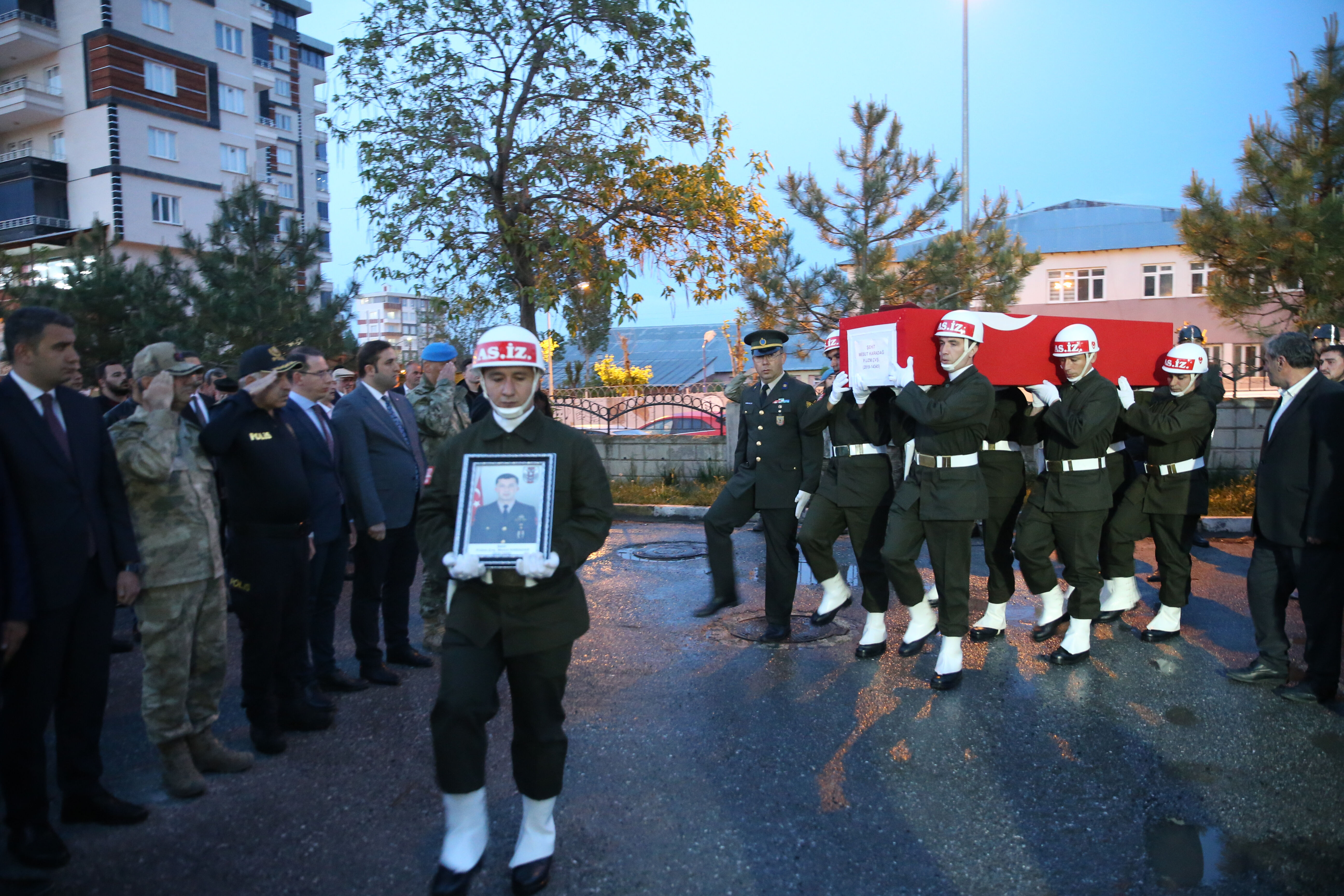 Pençe-Kilit şehidi Piyade Uzman Çavuş Karadağ'ın naaşı Muş'a getirildi - 1. Resim