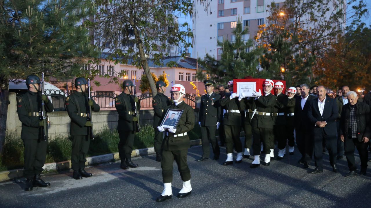 Pençe-Kilit şehidi Piyade Uzman Çavuş Karadağ'ın naaşı Muş'a getirildi Pençe-Kilit şehidi Piyade Uzman Çavuş Karadağ'ın naaşı Muş'a getirildi