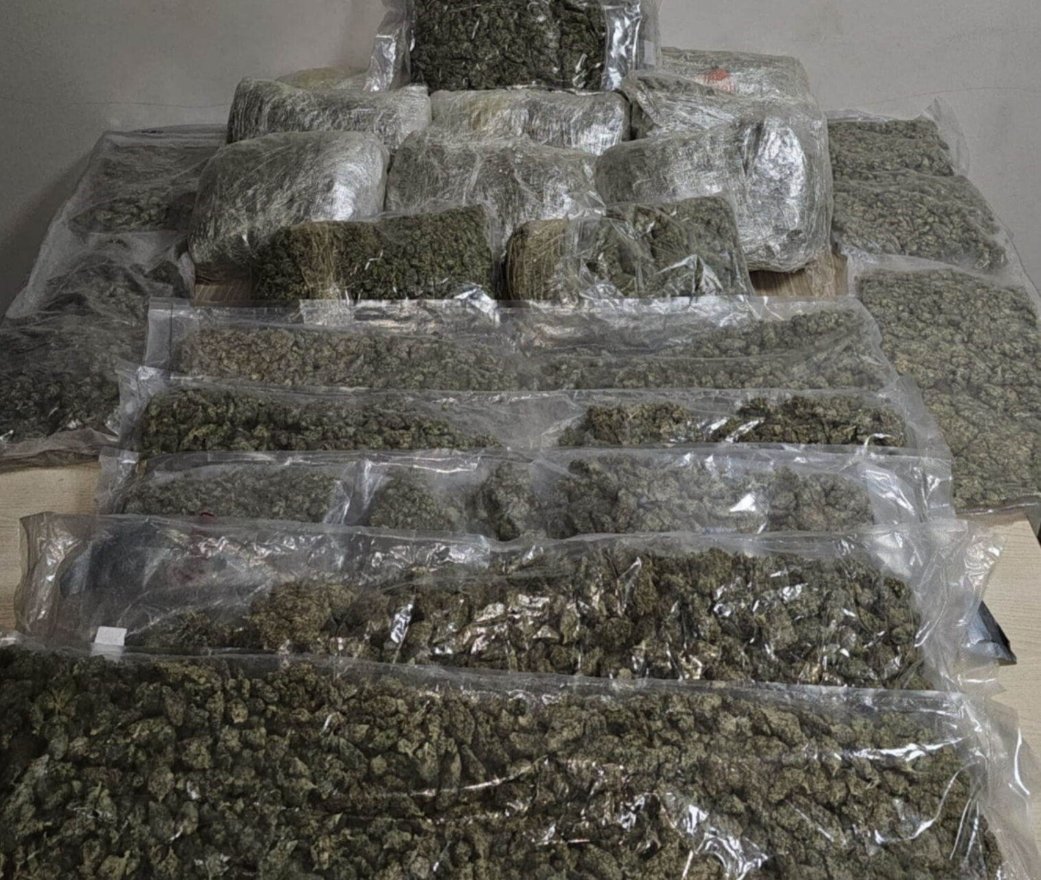 Polis kokudan şüphelendi, araçtan çıkanlar şaşkına çevirdi - 1. Resim