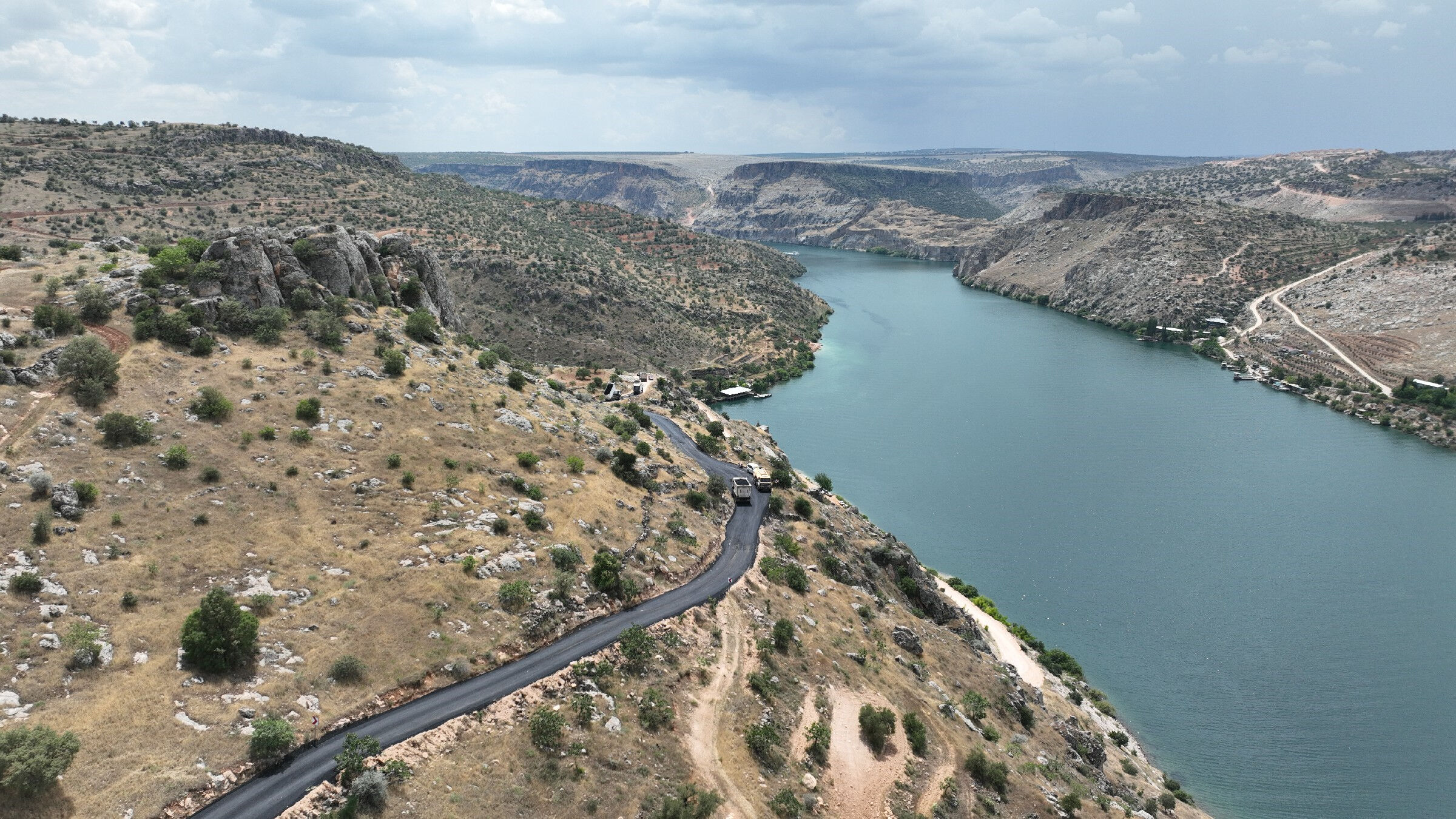 Sadece tekneyle gidiliyordu! Şanlıurfa'daki mahalleye 25 yıl sonra yol yapıldı - 3. Resim