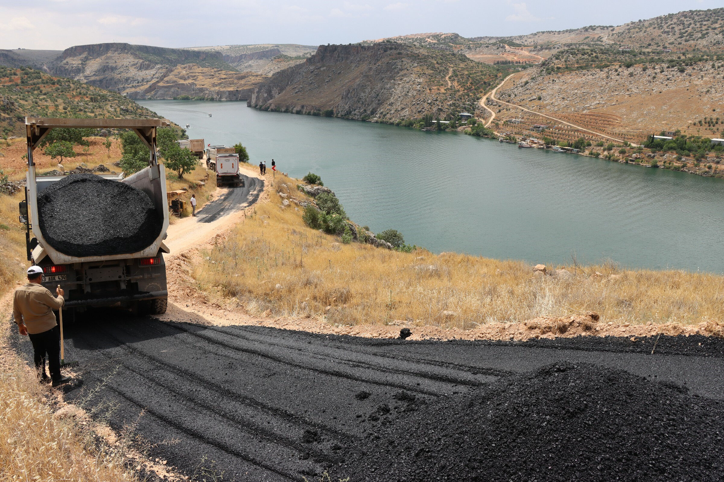 Sadece tekneyle gidiliyordu! Şanlıurfa'daki mahalleye 25 yıl sonra yol yapıldı - 2. Resim