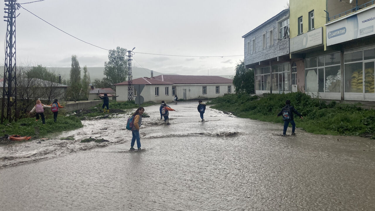 Şiddetli sağanak sele neden oldu, ilçeyi su bastı - 2. Resim