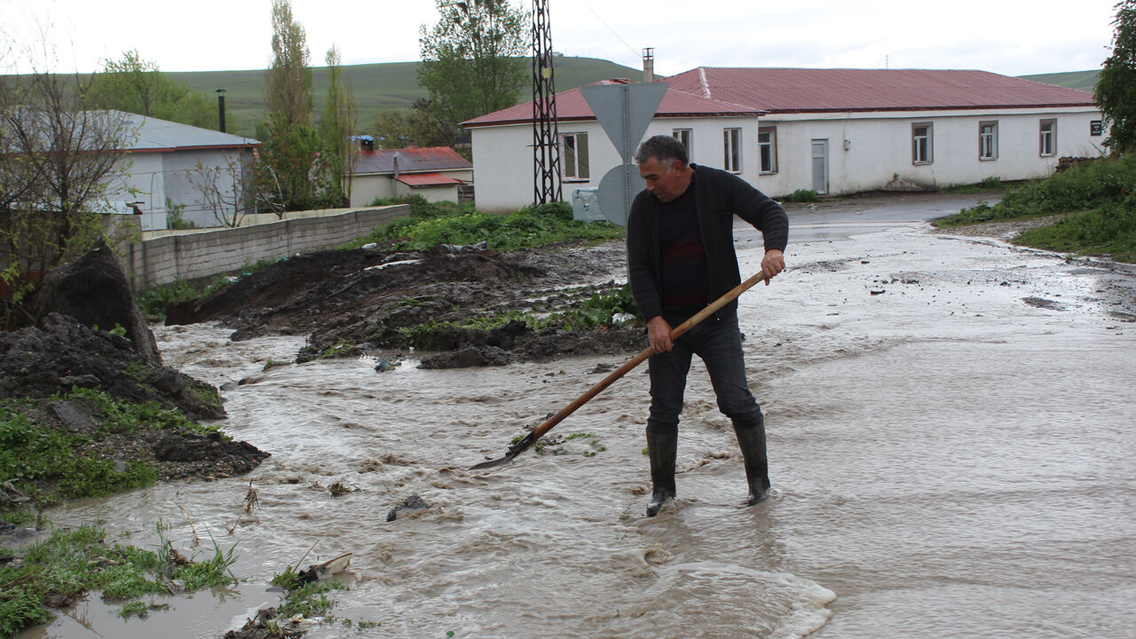 Şiddetli sağanak sele neden oldu, ilçeyi su bastı - 1. Resim