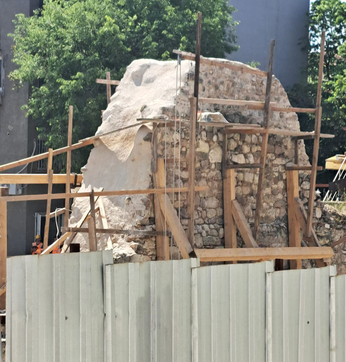 Tepki çeken görüntüler! Yüzlerce yıllık esere beton döküldü, tarihi doku bozuldu - 1. Resim