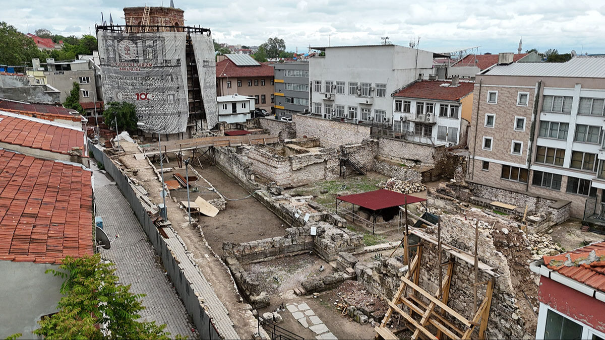 Tepki çeken görüntüler! Yüzlerce yıllık esere beton döküldü, tarihi doku bozuldu - 2. Resim