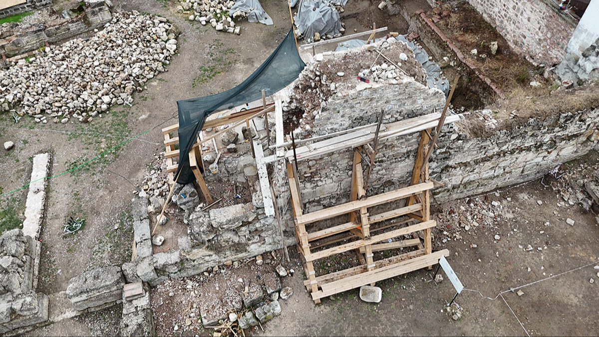 Tepki çeken görüntüler! Yüzlerce yıllık esere beton döküldü, tarihi doku bozuldu - 4. Resim