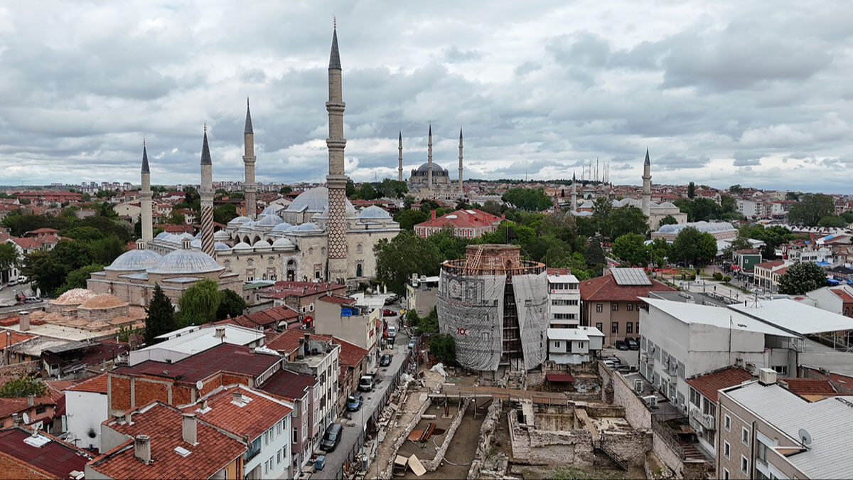 Tepki çeken görüntüler! Yüzlerce yıllık esere beton döküldü, tarihi doku bozuldu - 5. Resim