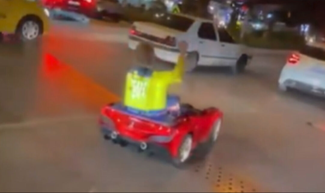 Trafikte gören bir daha baktı! Sosyal medyada yorum yağdı: O anlar kamerada - 2. Resim