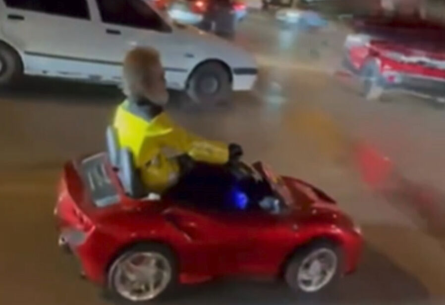 Trafikte gören bir daha baktı! Sosyal medyada yorum yağdı: O anlar kamerada - 1. Resim