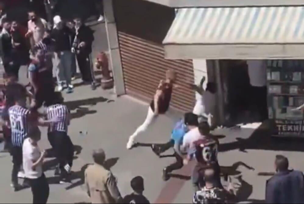 Türkiye Kupası finali öncesi ortalık karıştı! Galatasaray ve Trabzonspor taraftarı birbirine girdi - 4. Resim