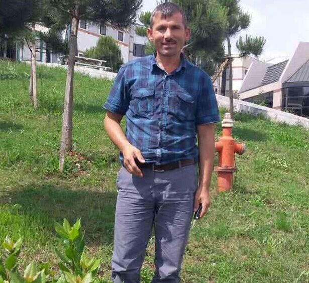 Ağaca bağladığı zincir koptu, devrilen traktörün altında can verdi - 1. Resim