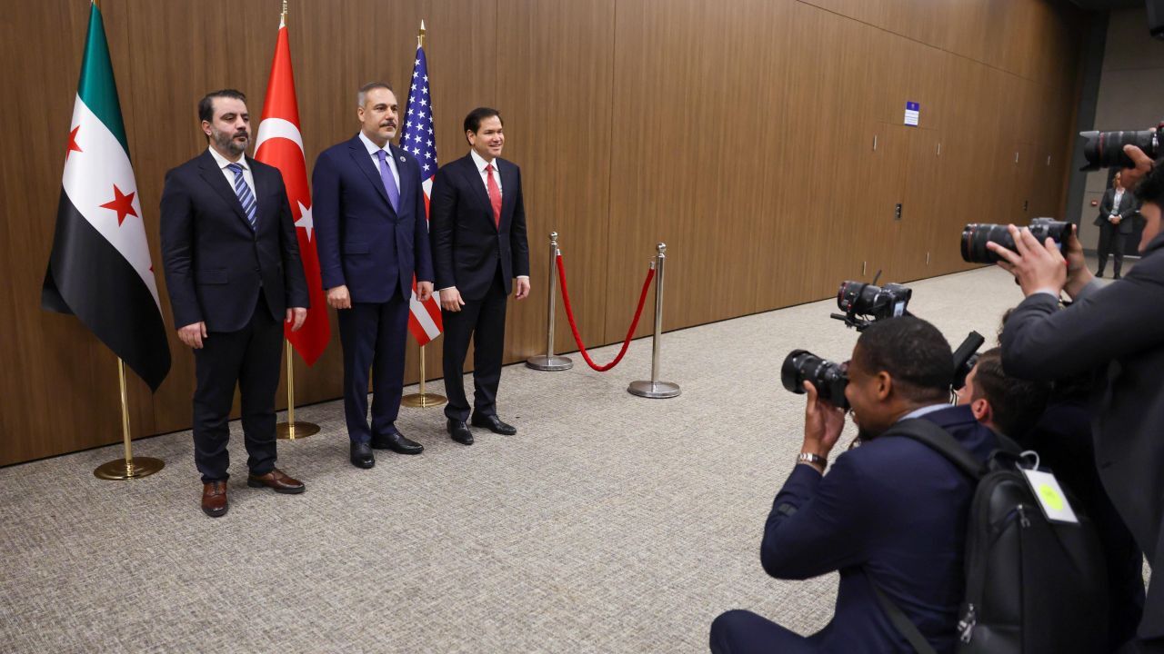Bakan Fidan, ABD'li mevkidaşı Rubio ve Suriyeli mevkidaşı Şeybani ile görüştü Bakan Fidan, ABD'li mevkidaşı Rubio ve Suriyeli mevkidaşı Şeybani ile görüştü