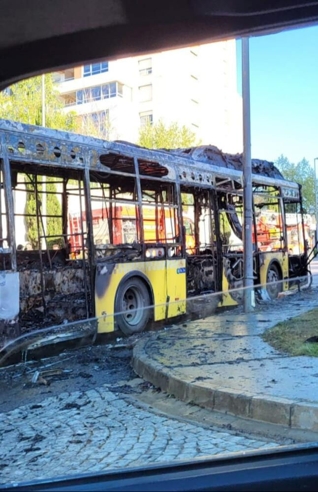 Başakşehir'de seyir halindeki İETT otobüsü alev alev yandı - 1. Resim