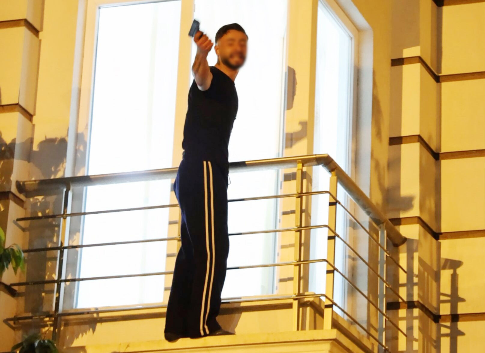 Bunalıma giren genç oyuncak silahıyla mahalleyi ayağa kaldırdı: Hepinizi Allah'a şikayet edeceğim - 2. Resim