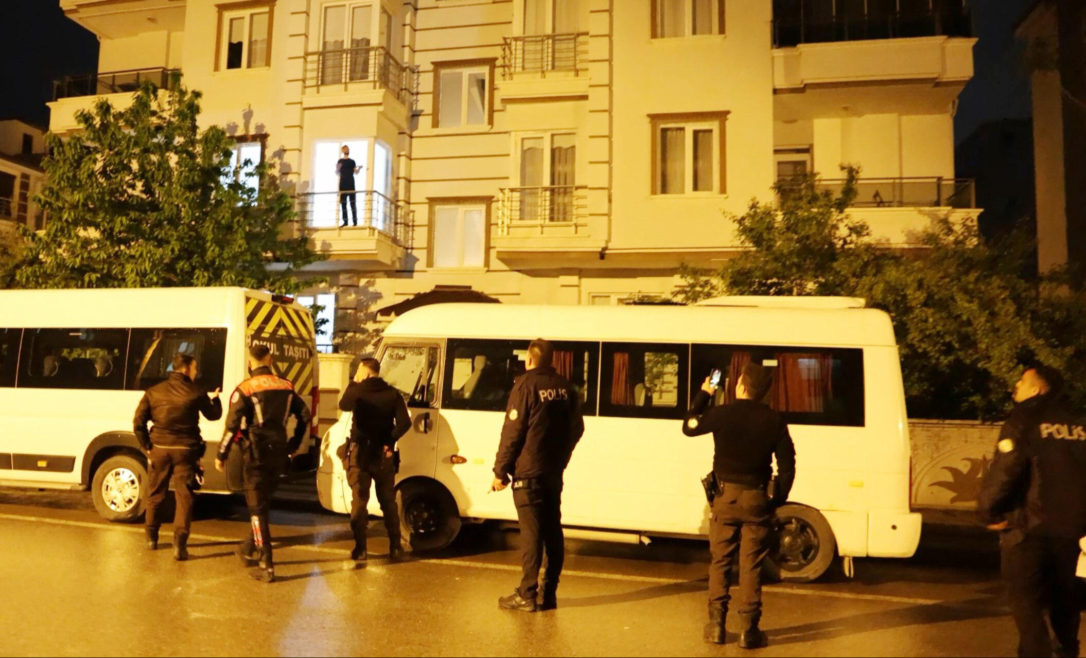 Bunalıma giren genç oyuncak silahıyla mahalleyi ayağa kaldırdı: Hepinizi Allah'a şikayet edeceğim - 3. Resim