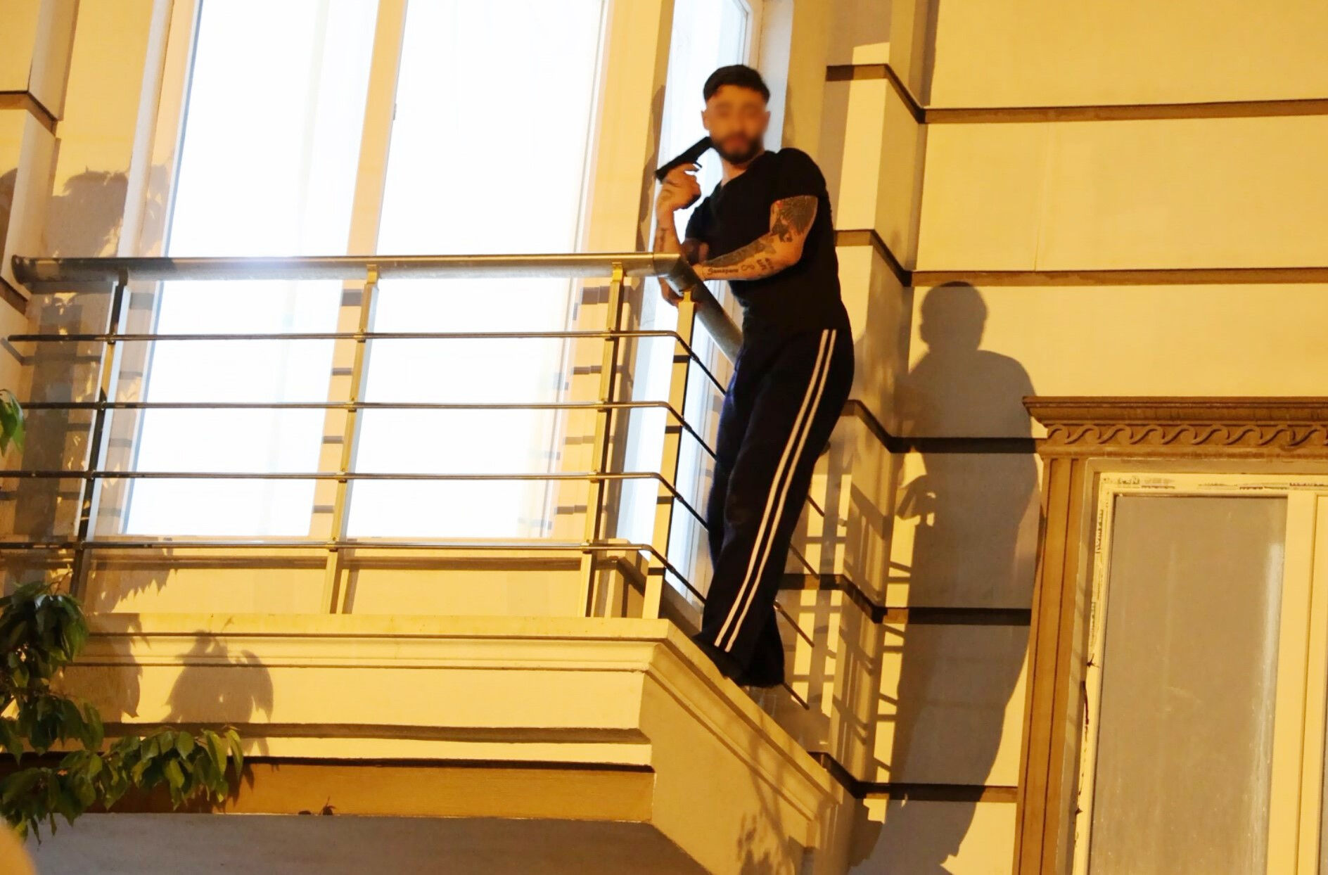 Bunalıma giren genç oyuncak silahıyla mahalleyi ayağa kaldırdı: Hepinizi Allah'a şikayet edeceğim - 1. Resim