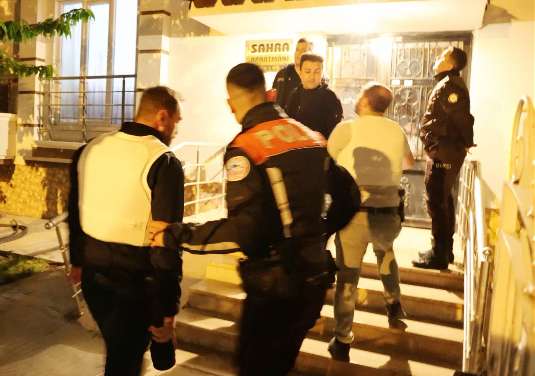 Bunalıma giren genç oyuncak silahıyla mahalleyi ayağa kaldırdı: Hepinizi Allah'a şikayet edeceğim - 4. Resim