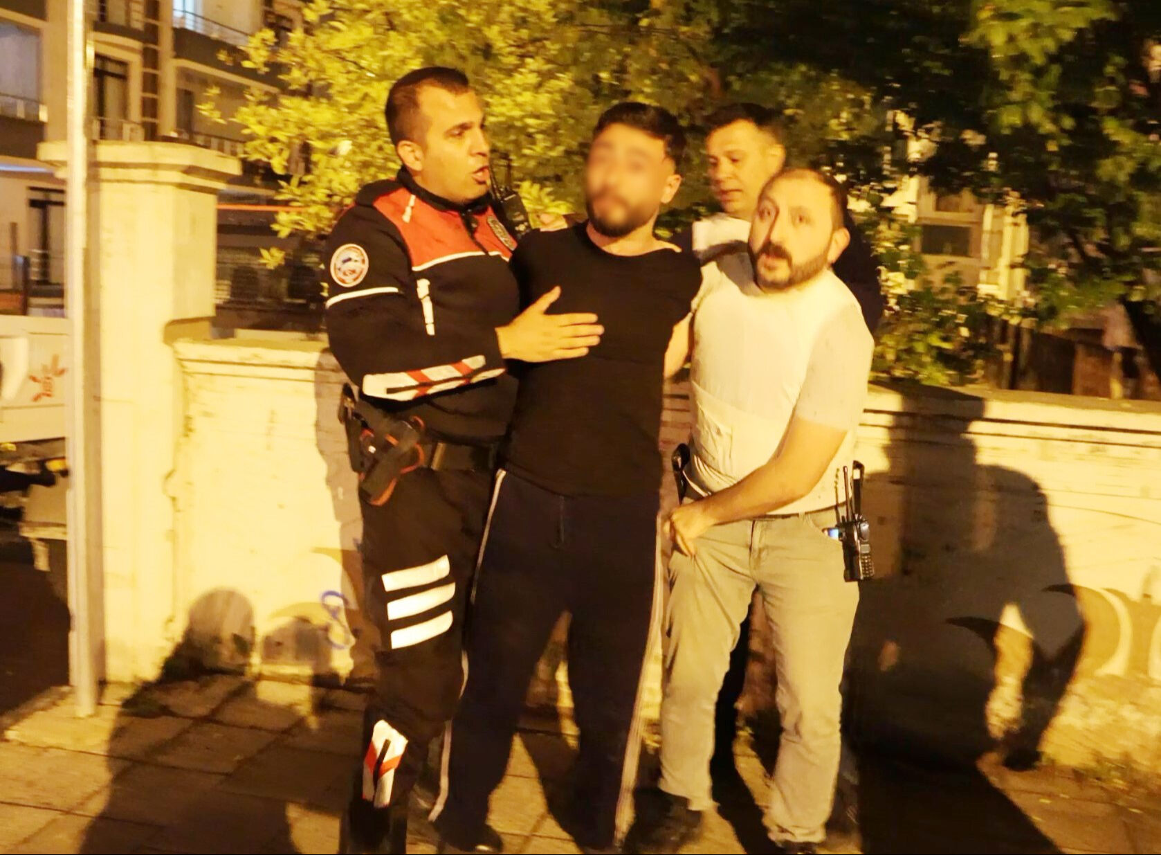 Bunalıma giren genç oyuncak silahıyla mahalleyi ayağa kaldırdı: Hepinizi Allah'a şikayet edeceğim - 6. Resim