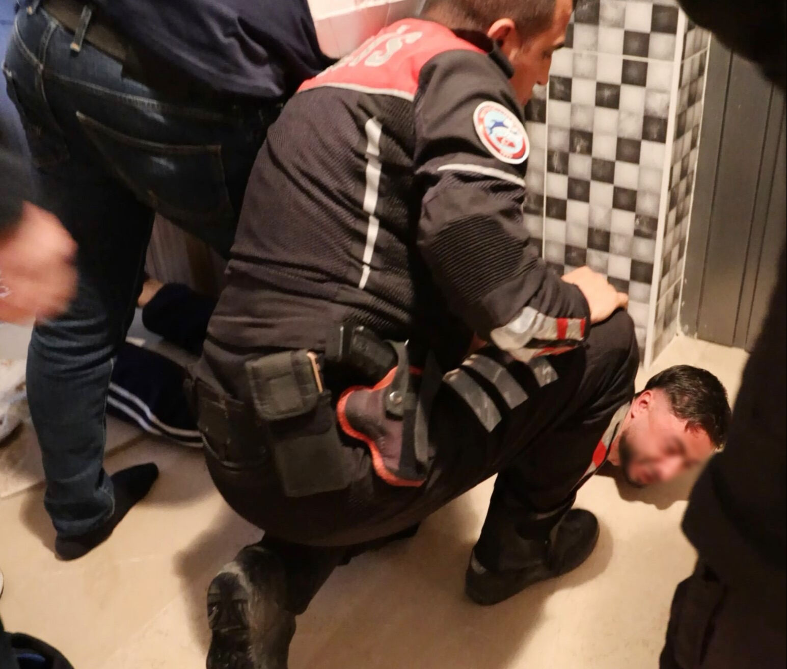 Bunalıma giren genç oyuncak silahıyla mahalleyi ayağa kaldırdı: Hepinizi Allah'a şikayet edeceğim - 3. Resim