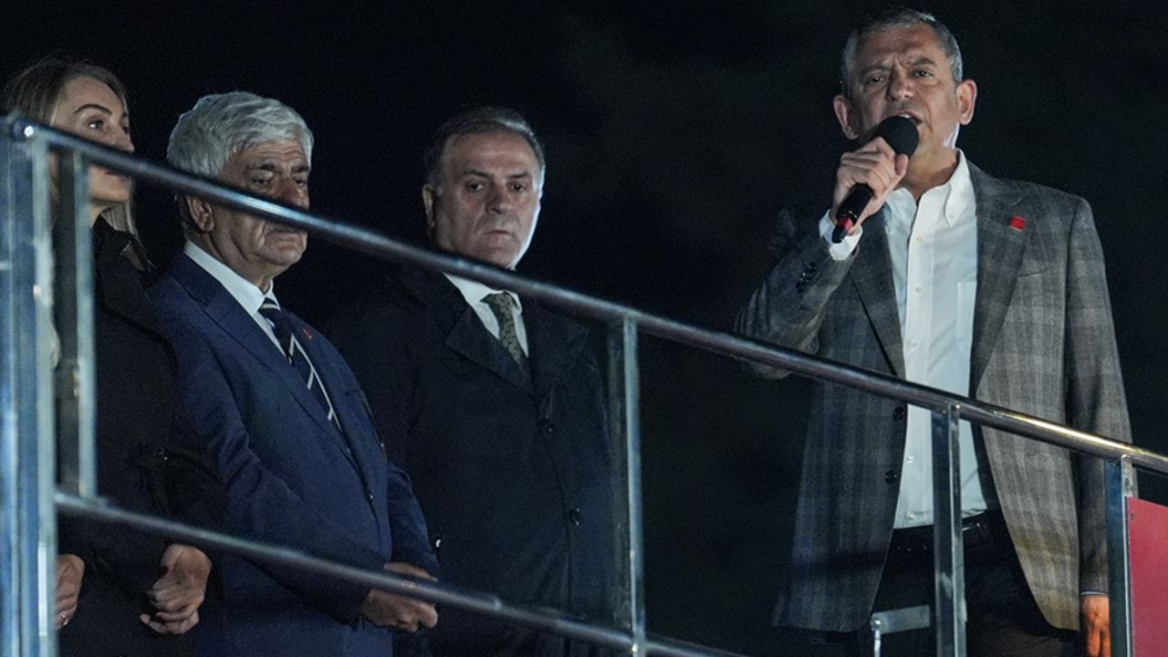 CHP mitinginde hırsızlık şoku! Herkesin gözü önünde oldu CHP mitinginde hırsızlık şoku! Herkesin gözü önünde oldu