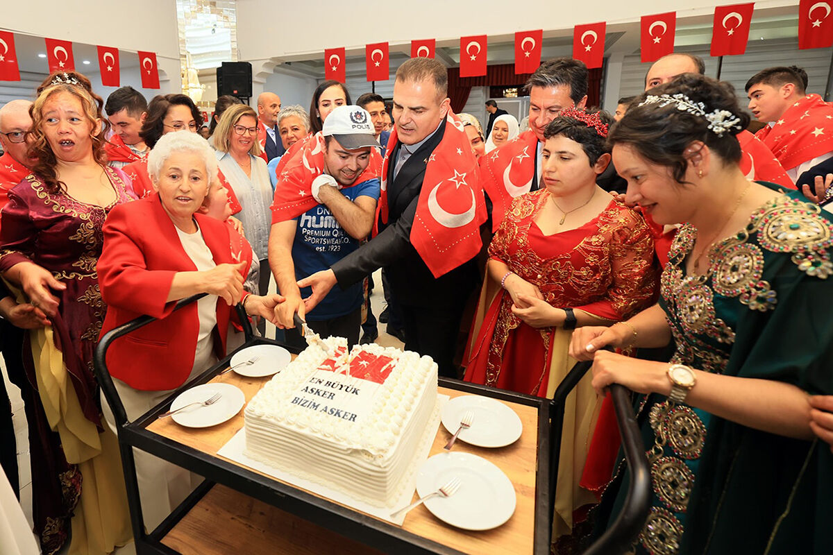 Engellilere kına yakıp askere uğurladılar: Vatan sevgisi engel tanımaz! - 1. Resim