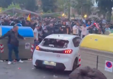 Espanyol-Barcelona derbisinde kan donduran olay! Araba taraftarları ezdi - 1. Resim