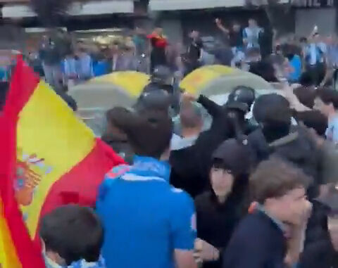 Espanyol-Barcelona derbisinde kan donduran olay! Araba taraftarları ezdi - 2. Resim