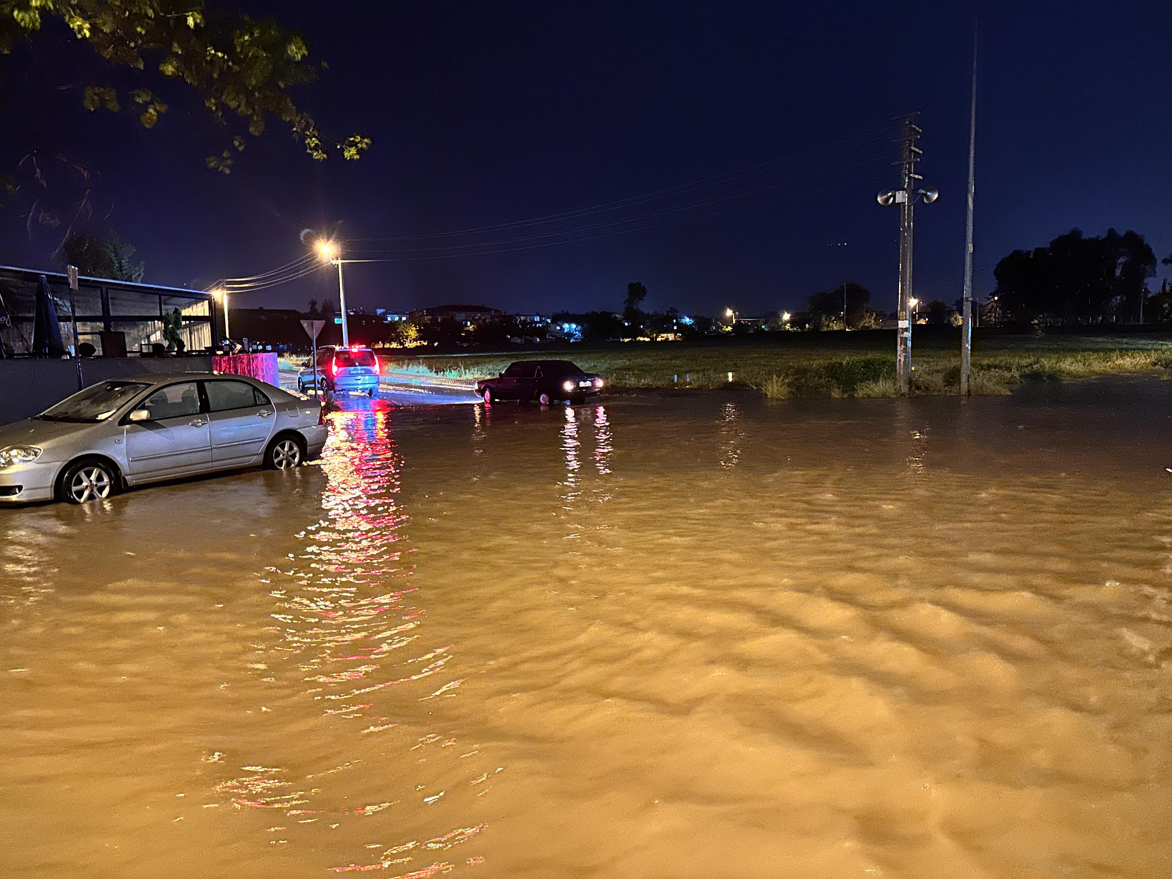 Hatay'ı sağanak ve dolu vurdu! Hayatı felç etti - 1. Resim