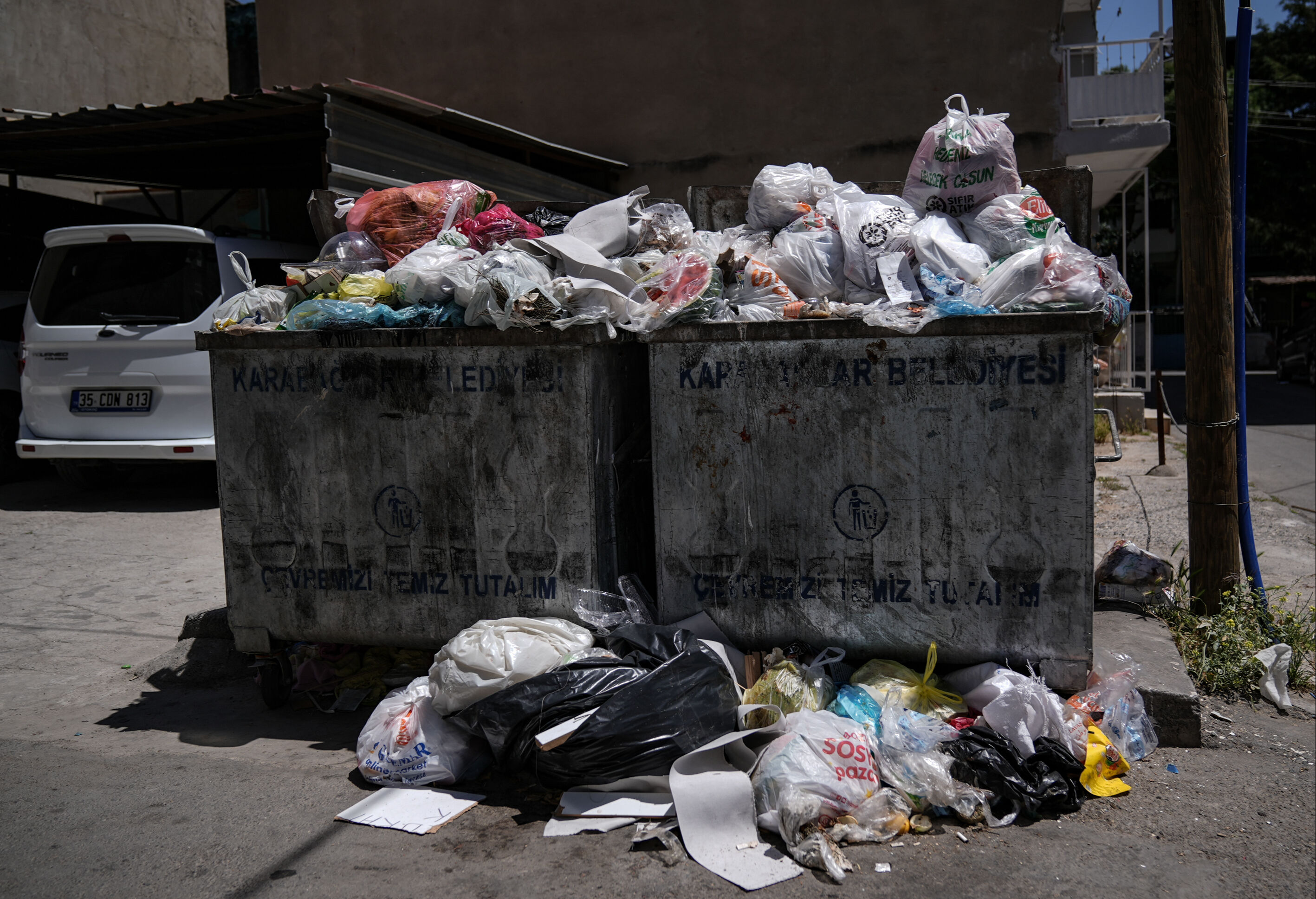 İşçiler grev yaptı, İzmir sokakları çöp doldu - 1. Resim