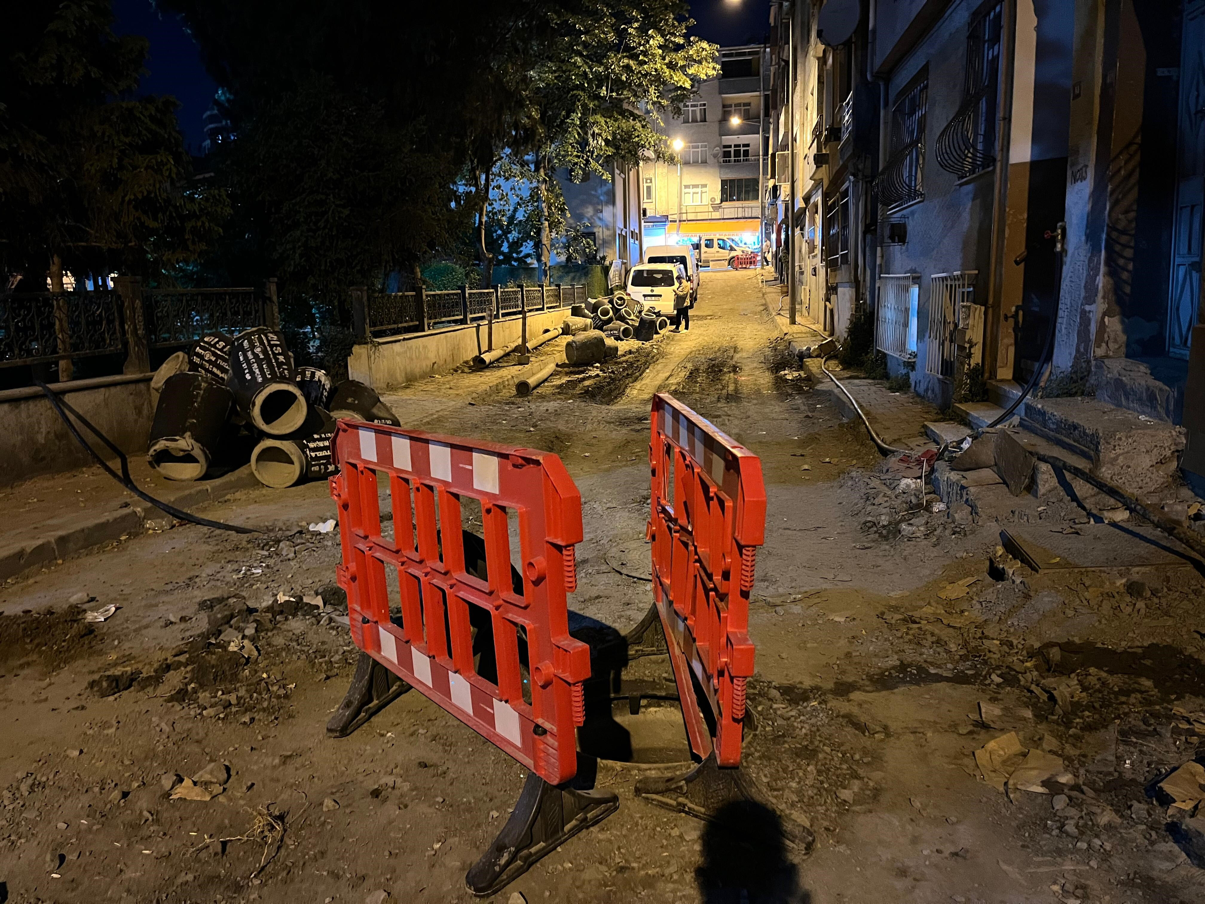 İstanbul'da gece yarısı üst üste patlama! Rögar kapağı 10 metre fırladı, İGDAŞ, İSKİ ve BEDAŞ ekipleri seferber oldu - 2. Resim