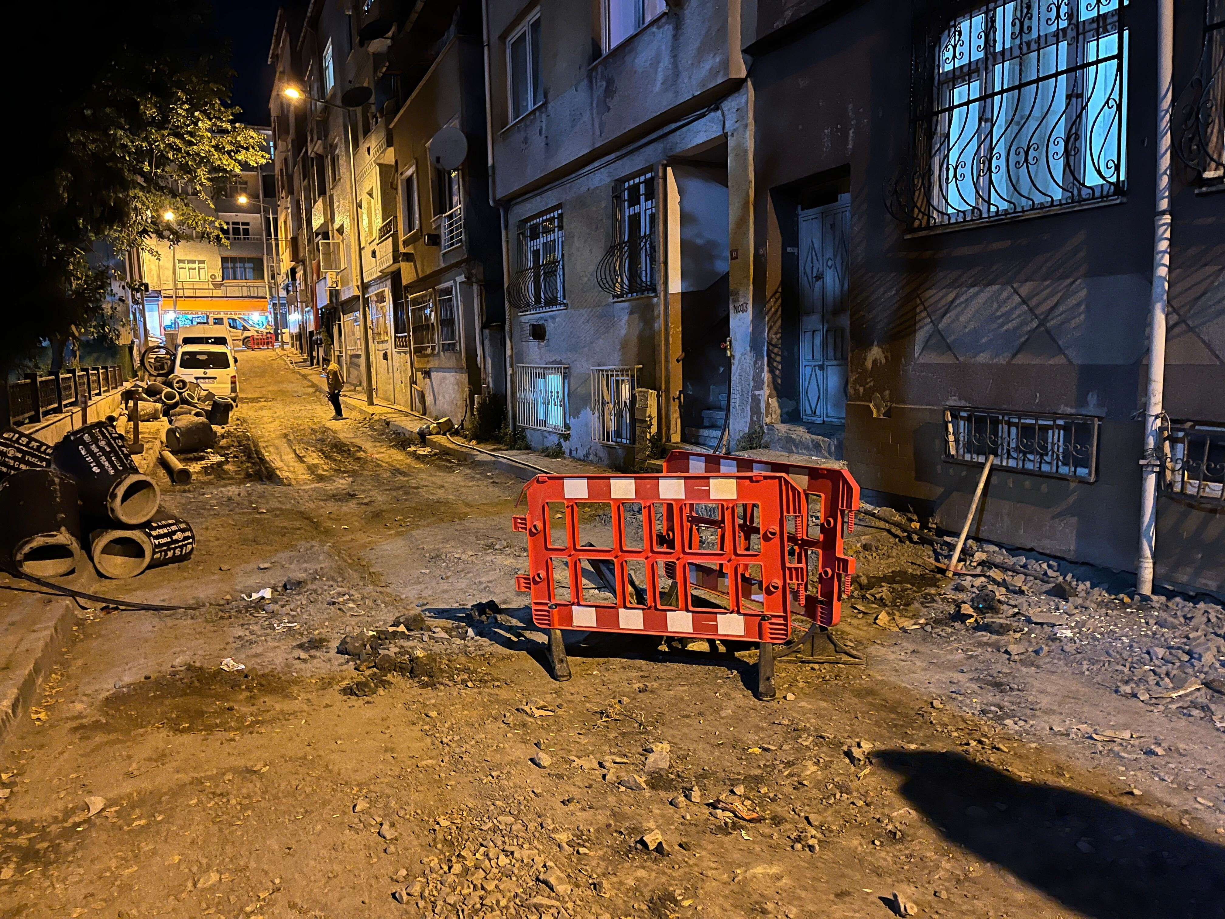 İstanbul'da gece yarısı üst üste patlama! Rögar kapağı 10 metre fırladı, İGDAŞ, İSKİ ve BEDAŞ ekipleri seferber oldu - 1. Resim
