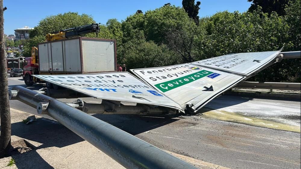Kadıköy'de ilginç anlar: Konteyner yüklü vinç yolda yön levhasına takıldı - 2. Resim