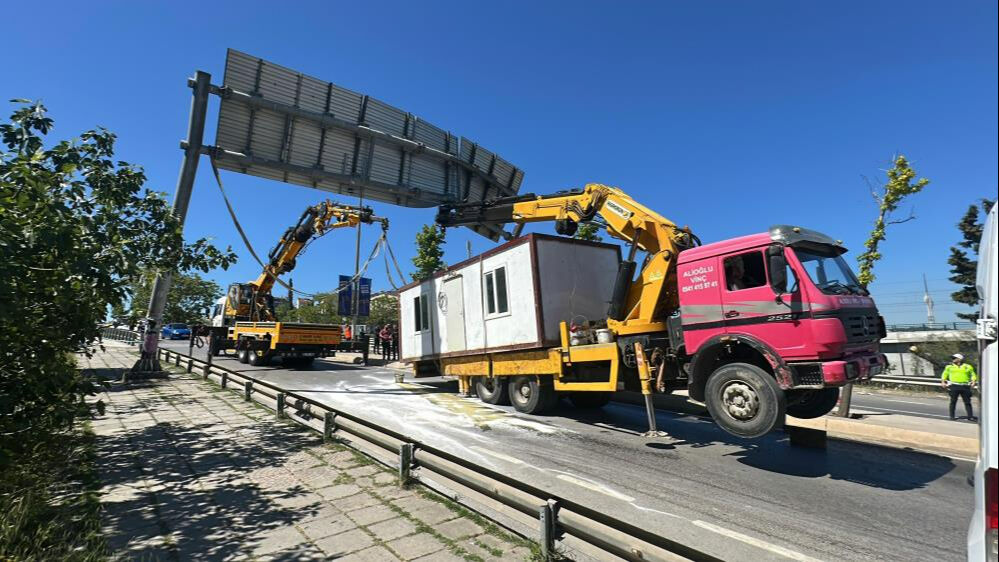 Kadıköy'de ilginç anlar: Konteyner yüklü vinç yolda yön levhasına takıldı - 1. Resim