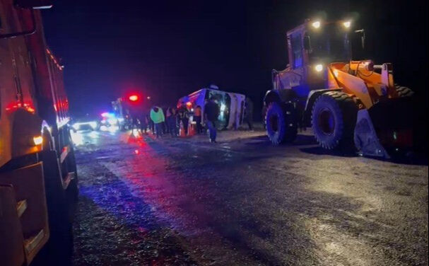 Kahramanmaraş'ta minibüs devrildi, ölü ve yaralılar var - 1. Resim