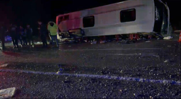 Kahramanmaraş'ta minibüs devrildi, ölü ve yaralılar var - 2. Resim