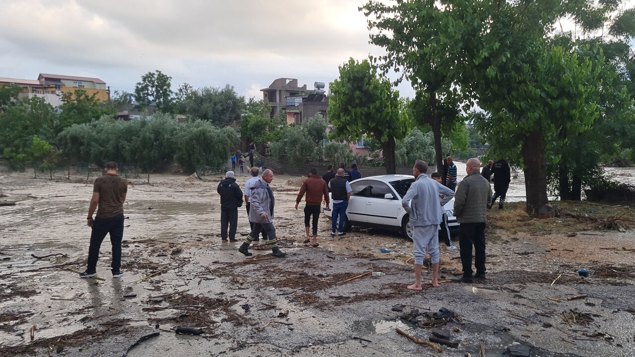 Kenti sel vurdu, otomobiller dereye sürüklendi! 