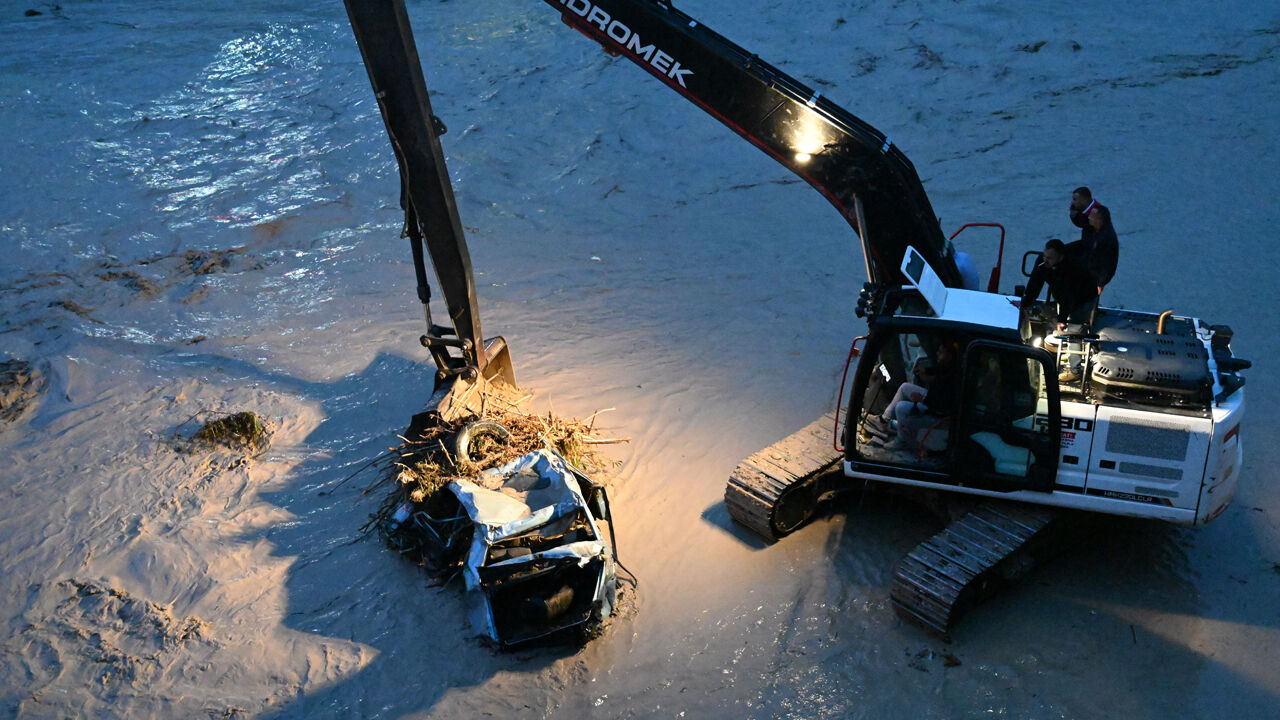 Kenti sel vurdu, otomobiller dereye sürüklendi! 