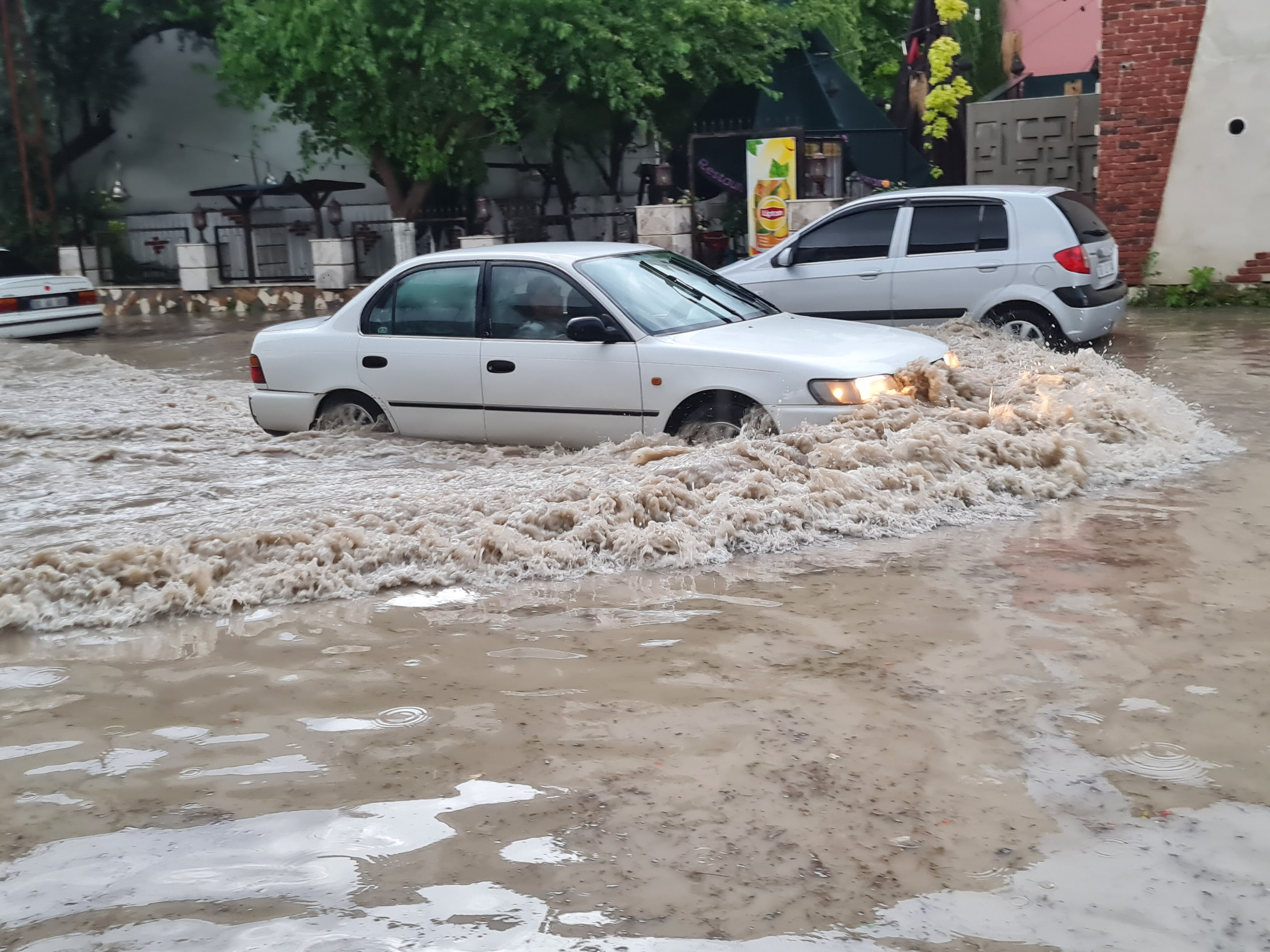 Kenti sel vurdu, otomobiller dereye sürüklendi! 