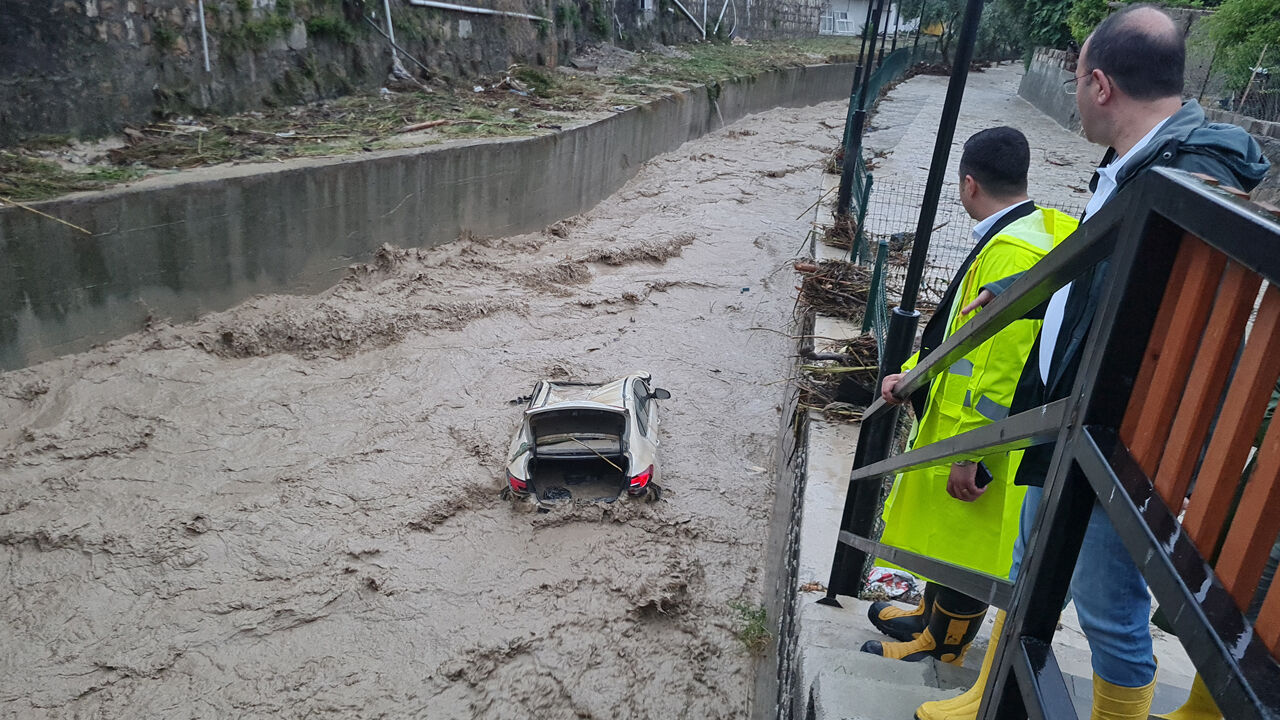 Kenti sel vurdu, otomobiller dereye sürüklendi! 