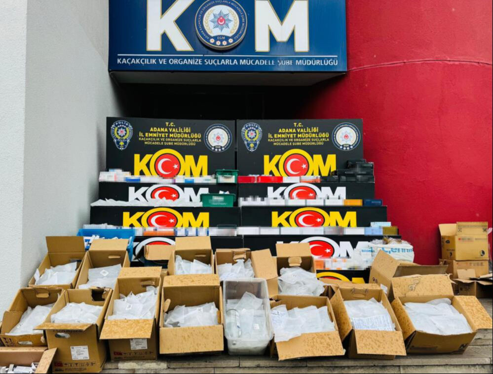 Sahte kliniklere operasyon: Binlerce ilaç ve tıbbi cihaz ele geçirildi - 2. Resim