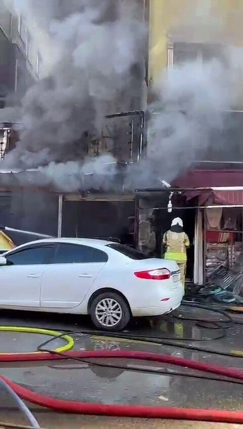 Ümraniye'de sıcak saatler! Ucuzluk pazarında büyük yangın çıktı - 1. Resim