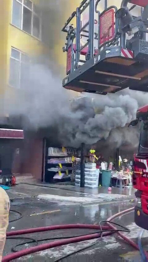 Ümraniye'de sıcak saatler! Ucuzluk pazarında büyük yangın çıktı - 2. Resim