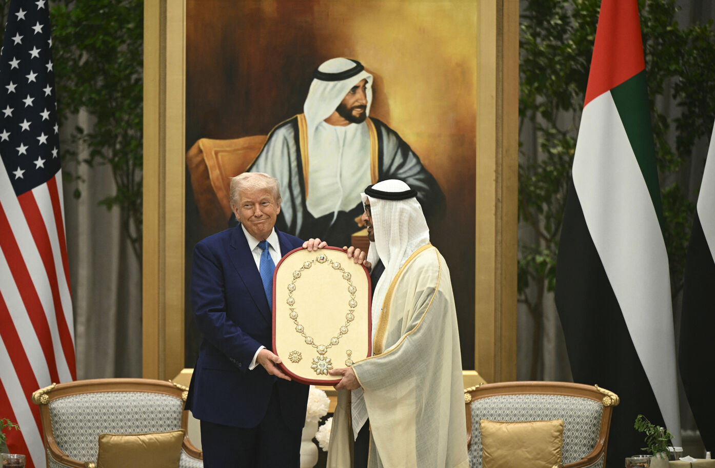 3 eli sıktı, trilyonları kaptı! Trump, Körfez'den ağzı kulaklarında dönüyor - 1. Resim